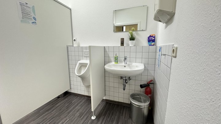 Schickes Großraumbüro mit Terrasse direkt am Rhein