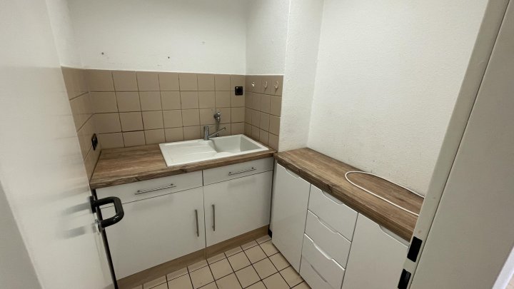 Gekühltes Büro mit guter Autobahnanbindung und optimaler ÖPNV