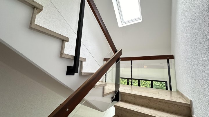 Dachgeschosswohnung mit Galeriegeschoss und großem Balkon in Müngersdorf