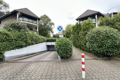 Hausansicht mit Tiefgarageneinfahrt
