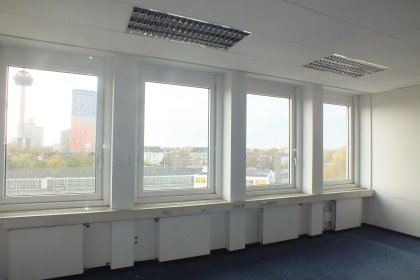Büro mit großen Fensterflächen