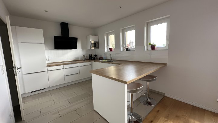 Büro mit guter Ausstattung und Terrasse
