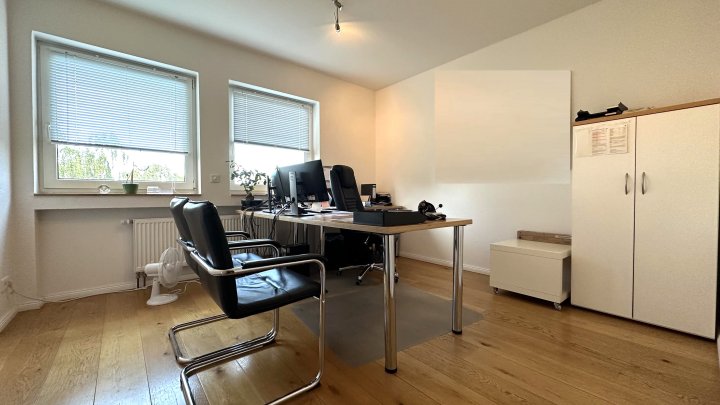 Büro mit guter Ausstattung und Terrasse