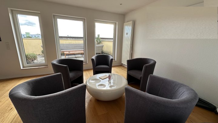 Büro mit guter Ausstattung und Terrasse