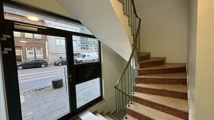 Büro mit guter Ausstattung und Terrasse