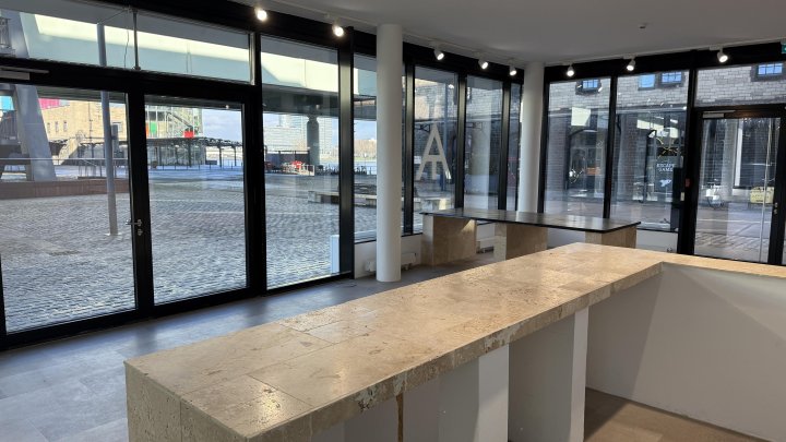 Moderner Eckladen im Rheinauhafen zu vermieten