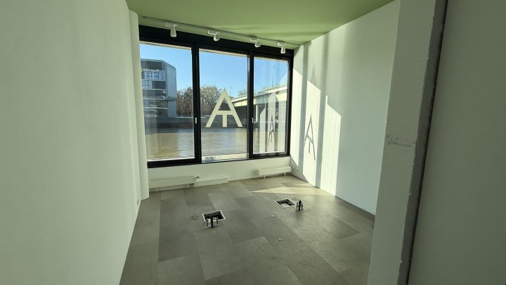Moderner Eckladen im Rheinauhafen zu vermieten