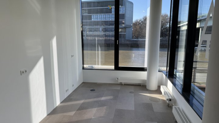 Moderner Eckladen im Rheinauhafen zu vermieten