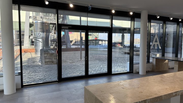 Moderner Eckladen im Rheinauhafen zu vermieten