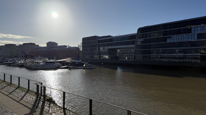 Moderner Eckladen im Rheinauhafen zu vermieten