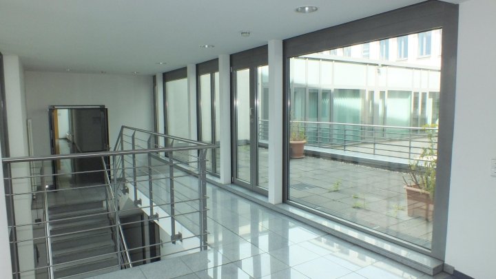 Repräsentatives Bürogebäude in werbewirksamer Ecklage und Nähe zum Aachener Weiher