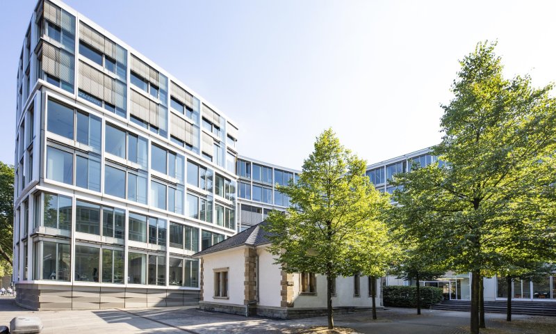 Moderne Büros auf historischem Grund im 