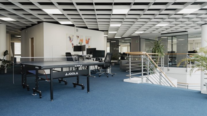 Büro mit Glaswänden und großer Terrasse sucht neuen Mieter!