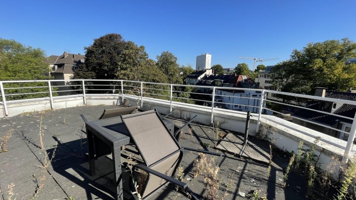 Büro mit Glaswänden und großer Terrasse sucht neuen Mieter!