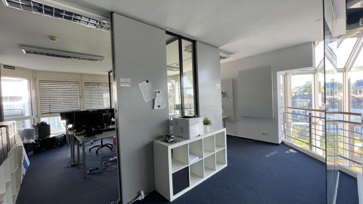 Büro mit Glaswänden und großer Terrasse sucht neuen Mieter!