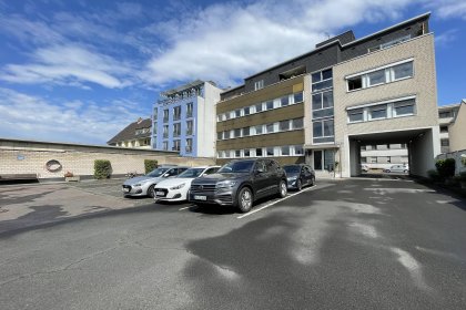 Rückansicht mit Parkplätzen