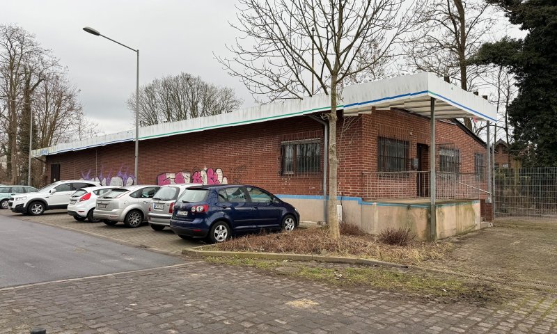 Lager mit Freifläche und Keller in Stommeln
