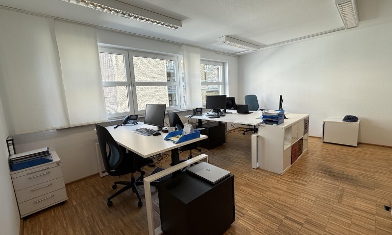Kleines Büro im ruhigen Hinterhof mit Parkettboden