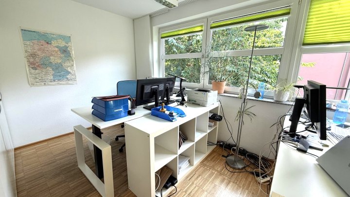 Kleines Büro im ruhigen Hinterhof mit Parkettboden