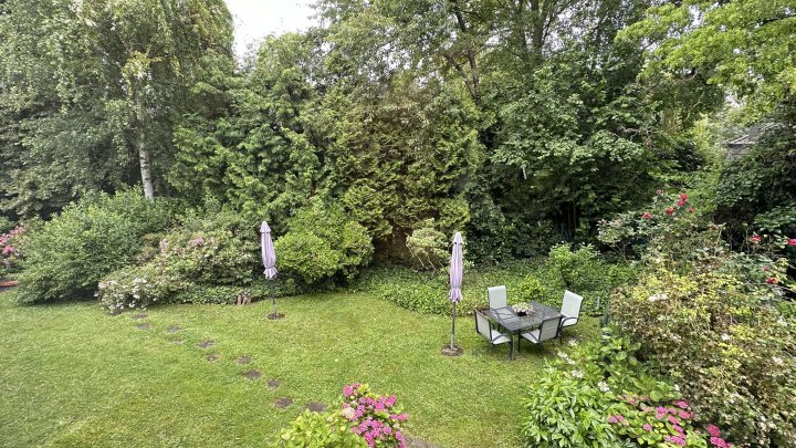 Erdgeschosswohnung mit großem Wohnbereich und Terrasse in Müngersdorf