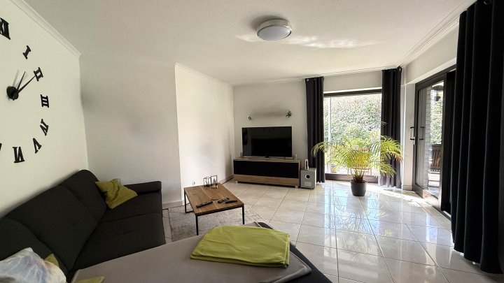 Erdgeschosswohnung mit großem Wohnbereich und Terrasse in Müngersdorf