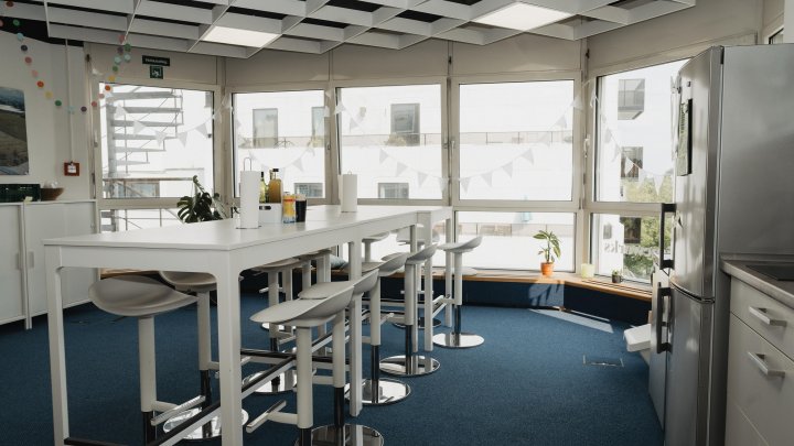 Büro mit Glaswänden und großer Terrasse sucht neuen Mieter!