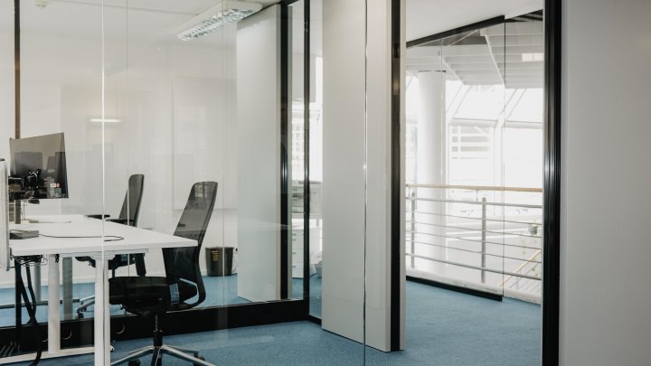 Büro mit Glaswänden und großer Terrasse sucht neuen Mieter!