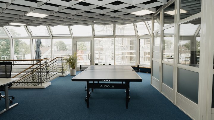 Büro mit Glaswänden und großer Terrasse sucht neuen Mieter!