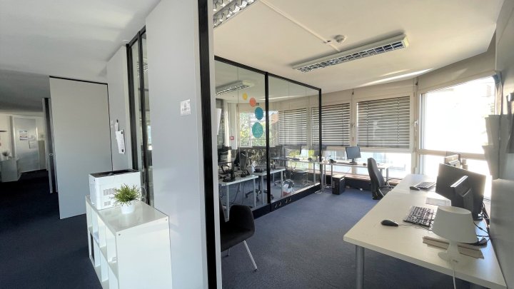 Büro mit Glaswänden und großer Terrasse sucht neuen Mieter!