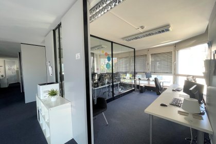 Büro mit Glas- und Akustikelementen