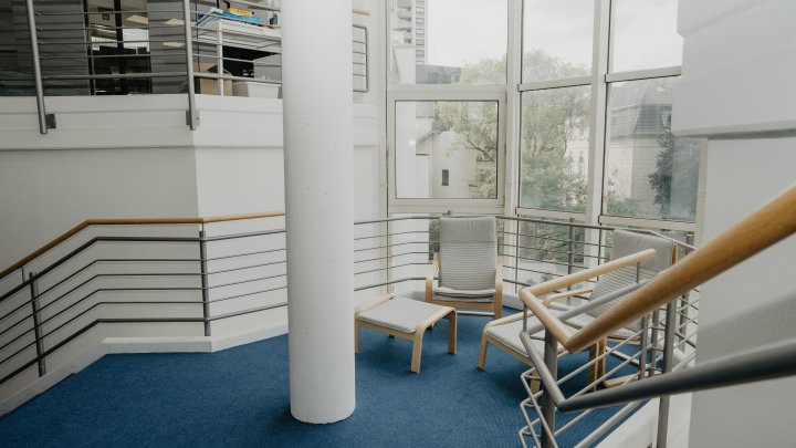 Büro mit Glaswänden und großer Terrasse sucht neuen Mieter!