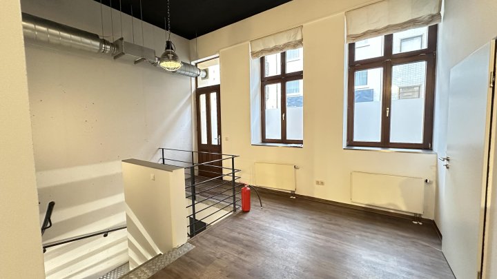 Erdgeschossbüro mit Terrasse und hohen Decken