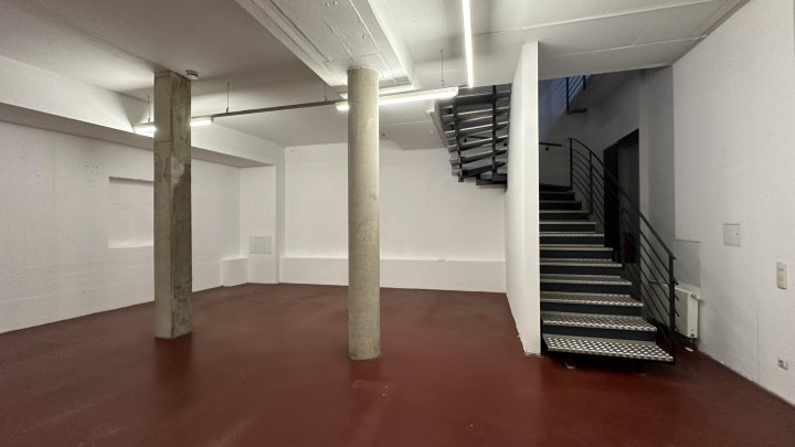 Erdgeschossbüro mit Terrasse und hohen Decken