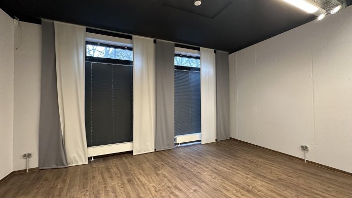 Erdgeschossbüro mit Terrasse und hohen Decken