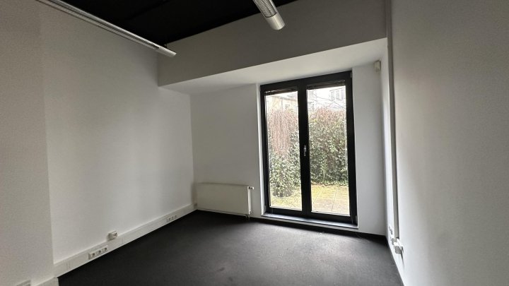 Erdgeschossbüro mit Terrasse und hohen Decken