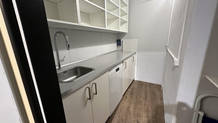 Erdgeschossbüro mit Terrasse und hohen Decken