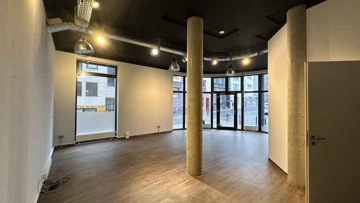 Erdgeschossbüro mit Terrasse und hohen Decken