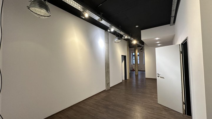 Erdgeschossbüro mit Terrasse und hohen Decken