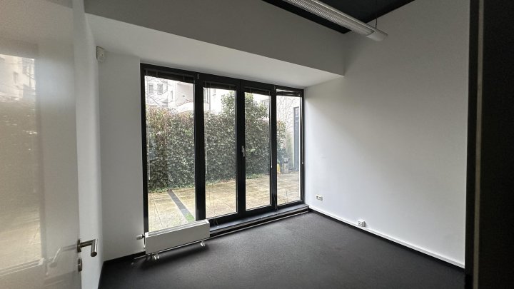 Erdgeschossbüro mit Terrasse und hohen Decken