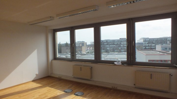 Modernes Bürogebäude am Butzweiler Hof