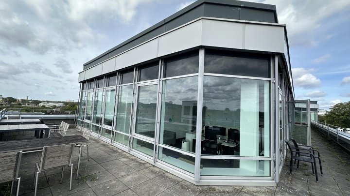 Büro mit Unverbautem Rheinblick und Großer Terrasse