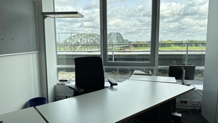 Büro mit Unverbautem Rheinblick und Großer Terrasse