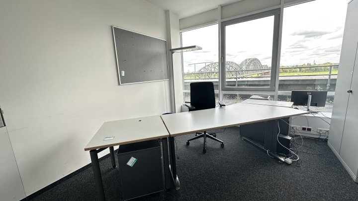 Büro mit Unverbautem Rheinblick und Großer Terrasse