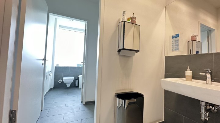 Büro mit Unverbautem Rheinblick und Großer Terrasse