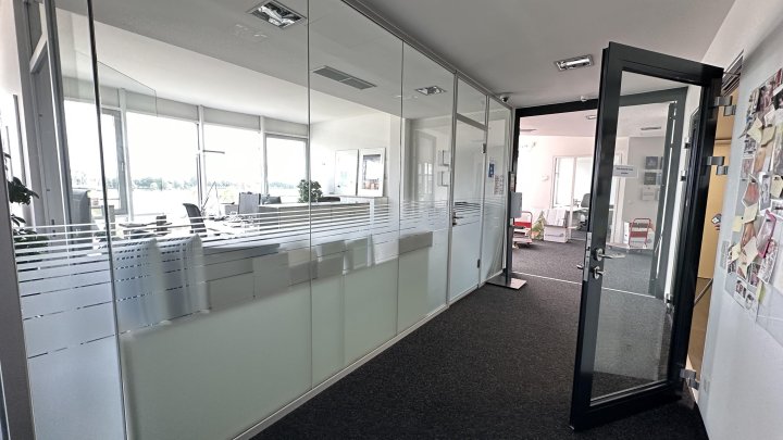 Büro mit Unverbautem Rheinblick und Großer Terrasse