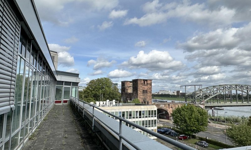 Büro mit Unverbautem Rheinblick und Großer Terrasse