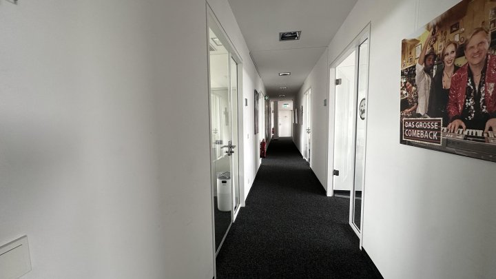 Büro mit Unverbautem Rheinblick und Großer Terrasse