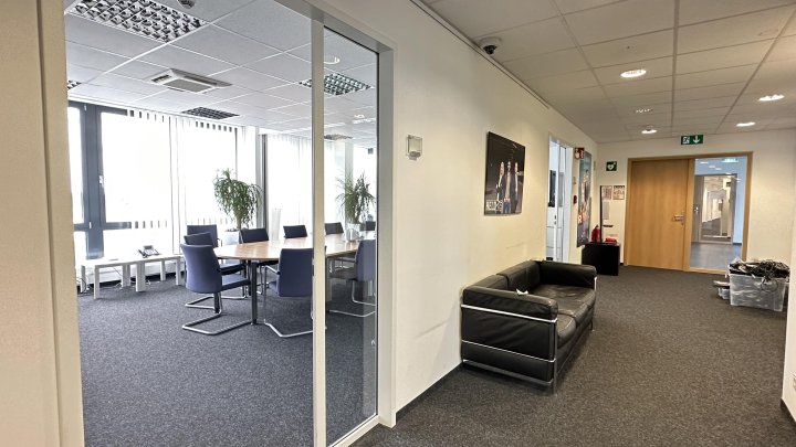 Büro mit Unverbautem Rheinblick und Großer Terrasse