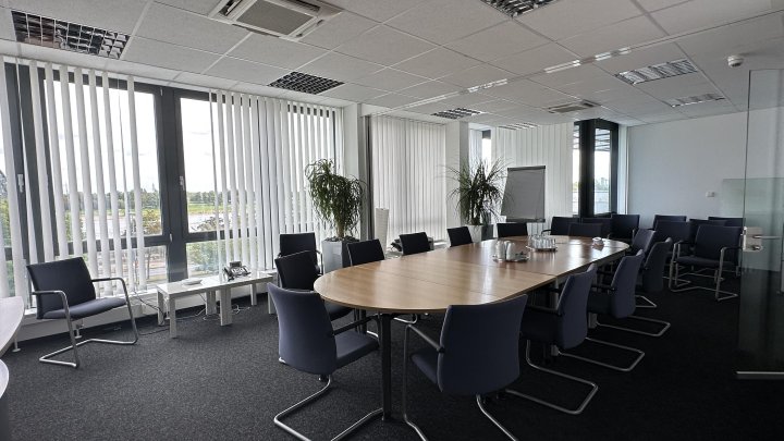 Büro mit Unverbautem Rheinblick und Großer Terrasse