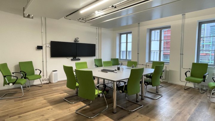 Modernes Büro hinter historischer Fassade auf dem Cologneo-Campus